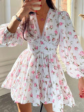 Kurzes Kleid mit mehrfarbigem Spitzenbesatz und Blumenmuster